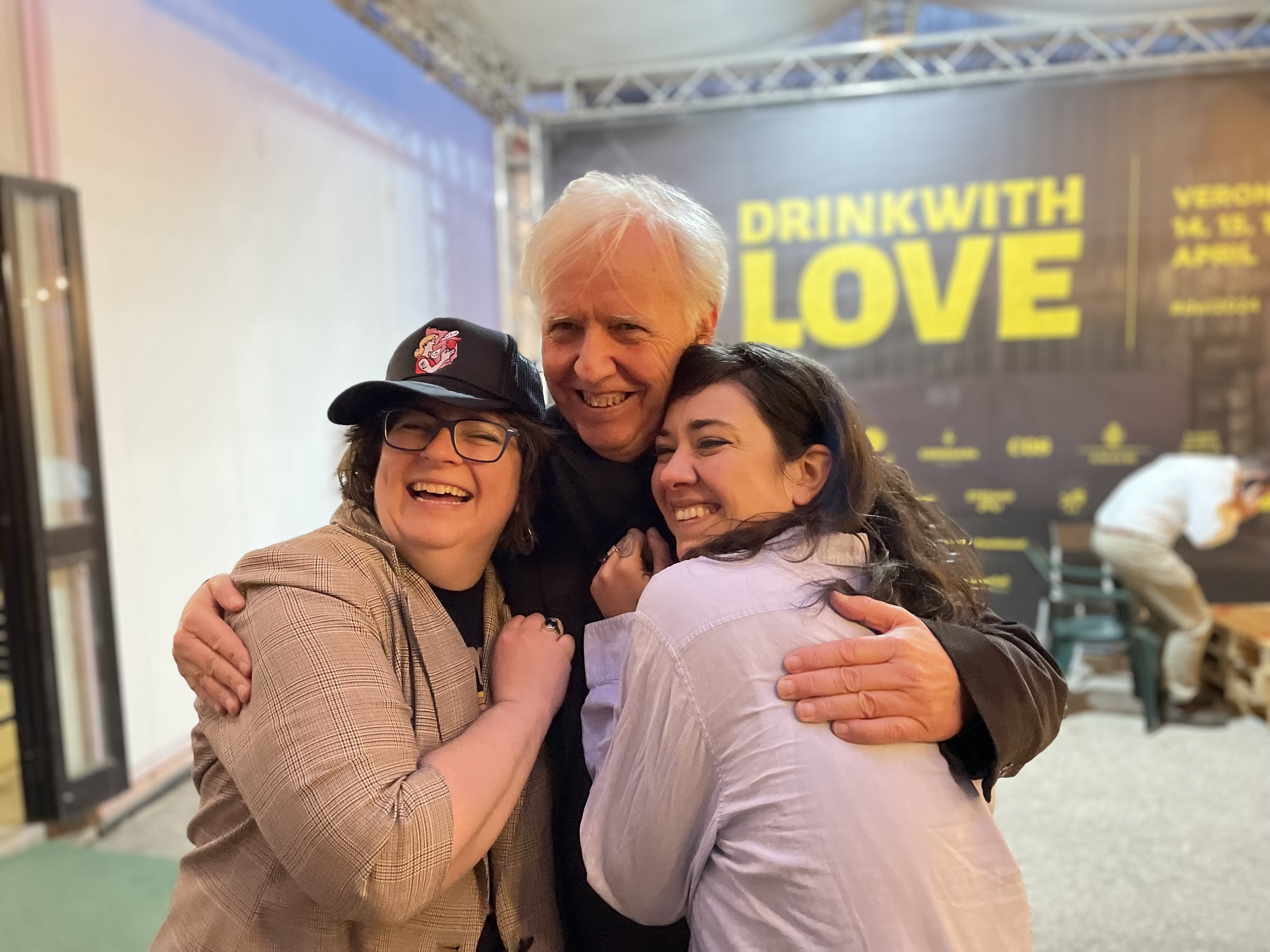 Paul con Rose Thomas ed Emilia, che sono state molto grate a Paul per i consigli ricevuti durante le riprese di una stagione di Modo di Bere TV nella regione del Nord Adriatico.